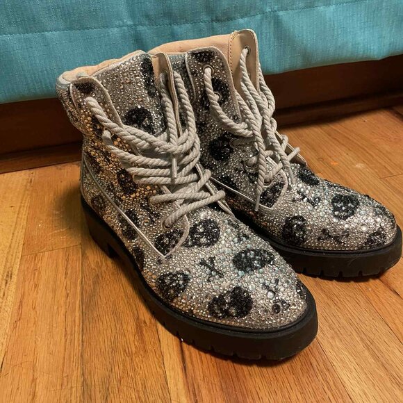Betsey Johnson Silver Skull Boots! Size 8 - Picture 3 of 4